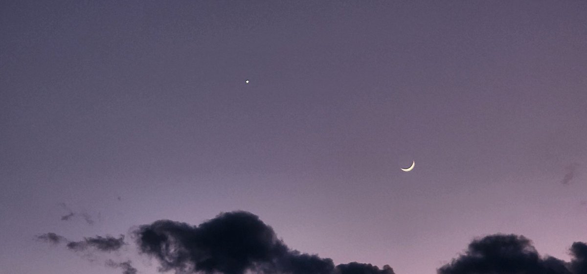 astrologatiye's tweet photo. Hemencecik çabuk batıya bak.
Ay ve Venüs kavuşuyor.
Onlar kavuşuyorsa, seven de sevdiceğine kavuşsun ❤️ https://t.co/tcOsenUCnv