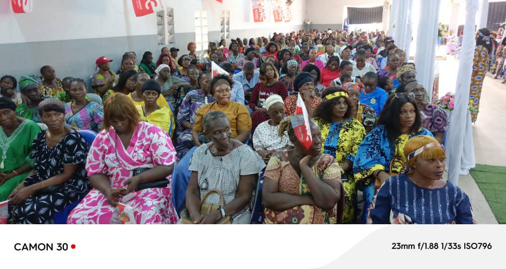 mervi_kl's tweet photo. Activité des Femmes Leaders de Mont-Amba.

L’Hon J.B MAYO a pris part ce Dim 17 mai à une grande rencontre organisée par les femmes leaders de Mont-Amba.

L’élu de Mont-Amba a salué l’engagement des femmes, rappelé l’historique et la mission de la structure LAM affiliée à l’UNC, https://t.co/vRTdmbpAF1