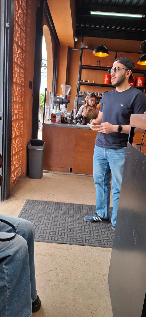 Ch1c0sD3L4C4ll3's tweet photo. De la serie vamos a desayunar: ¿Huevitos con chorizo o torta de tamal?
#ChicoDLCalle #StreetGuy #RealGuy #Paparazzi desde #Tijuana #BajaCalifornia #México https://t.co/BJPzkbHul2