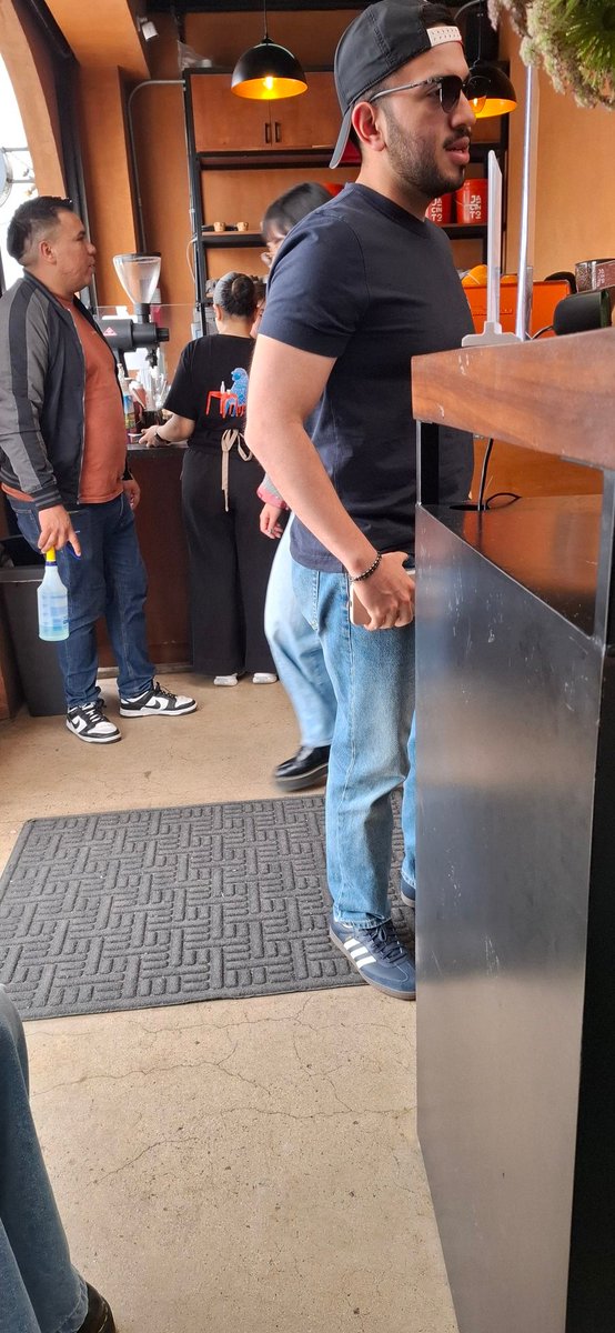 Ch1c0sD3L4C4ll3's tweet photo. De la serie vamos a desayunar: ¿Huevitos con chorizo o torta de tamal?
#ChicoDLCalle #StreetGuy #RealGuy #Paparazzi desde #Tijuana #BajaCalifornia #México https://t.co/BJPzkbHul2