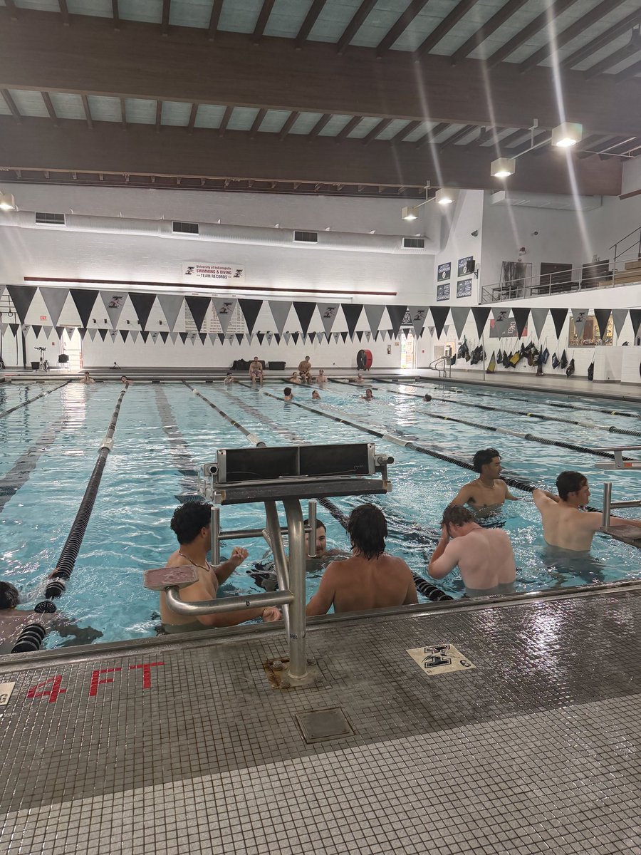 coachdevarie31's tweet photo. Shoutout to @UIndySwimDive for letting the boys in for a swim after a long weekend at Regionals. #rollhounds https://t.co/DSWiTzcBsv
