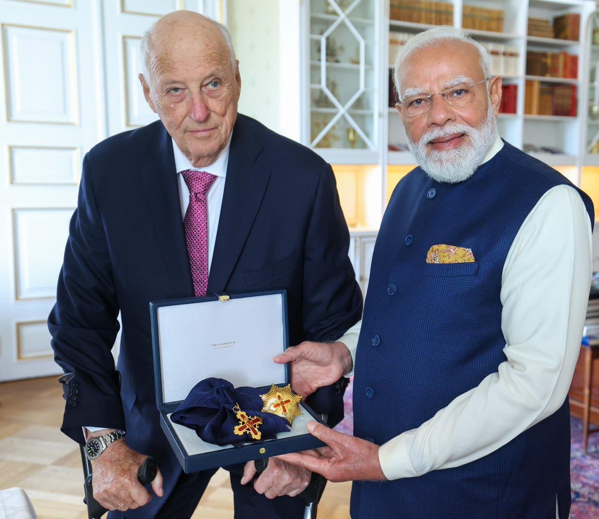 mujifren's tweet photo. Viral picture of Modi being humiliated by Norwegian, bringing shame to India https://t.co/pEJxQBMUXs