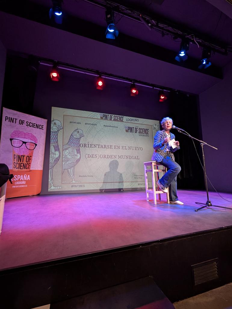 alvarofuchu's tweet photo. Ha costado unas pocas ediciones pero la ciencia jurídica y social ha llegado a #Pint26LOG. Mariola Urrea nos ayuda a entender el nuevo "des"orden mundial @pintofscienceES https://t.co/UCHKfggI8p