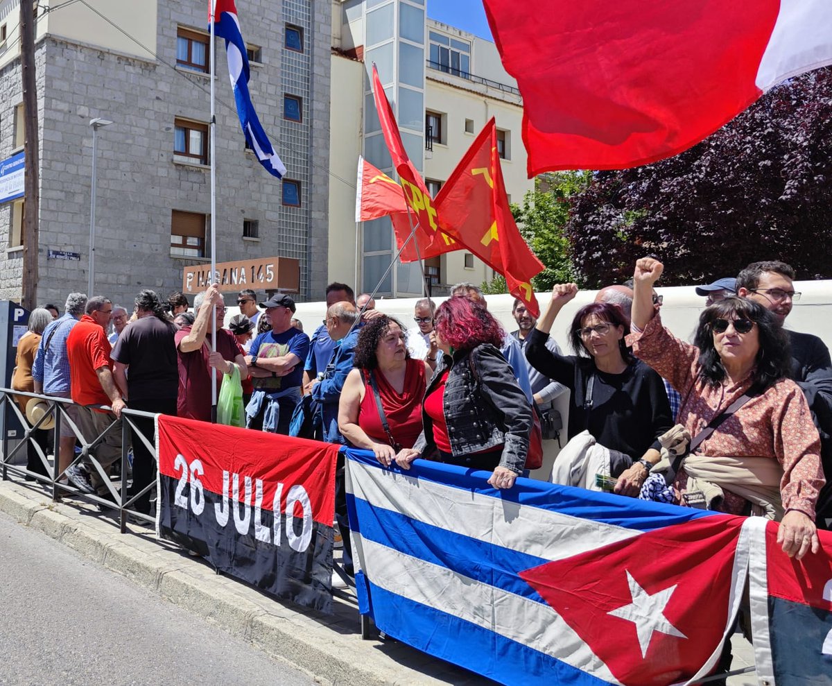 AbelendaCuba's tweet photo. Cientos de españoles y españolas se concentraron este domingo frente a la embajada #cubana en #España para solidarizarse con #Cuba, condenar el bloqueo que le impone #EEUU y drnunciar las amenazas de agresión de #Washington a la isla caribeña. 
#CubaNoEstáSola https://t.co/5nx0ZgquhD