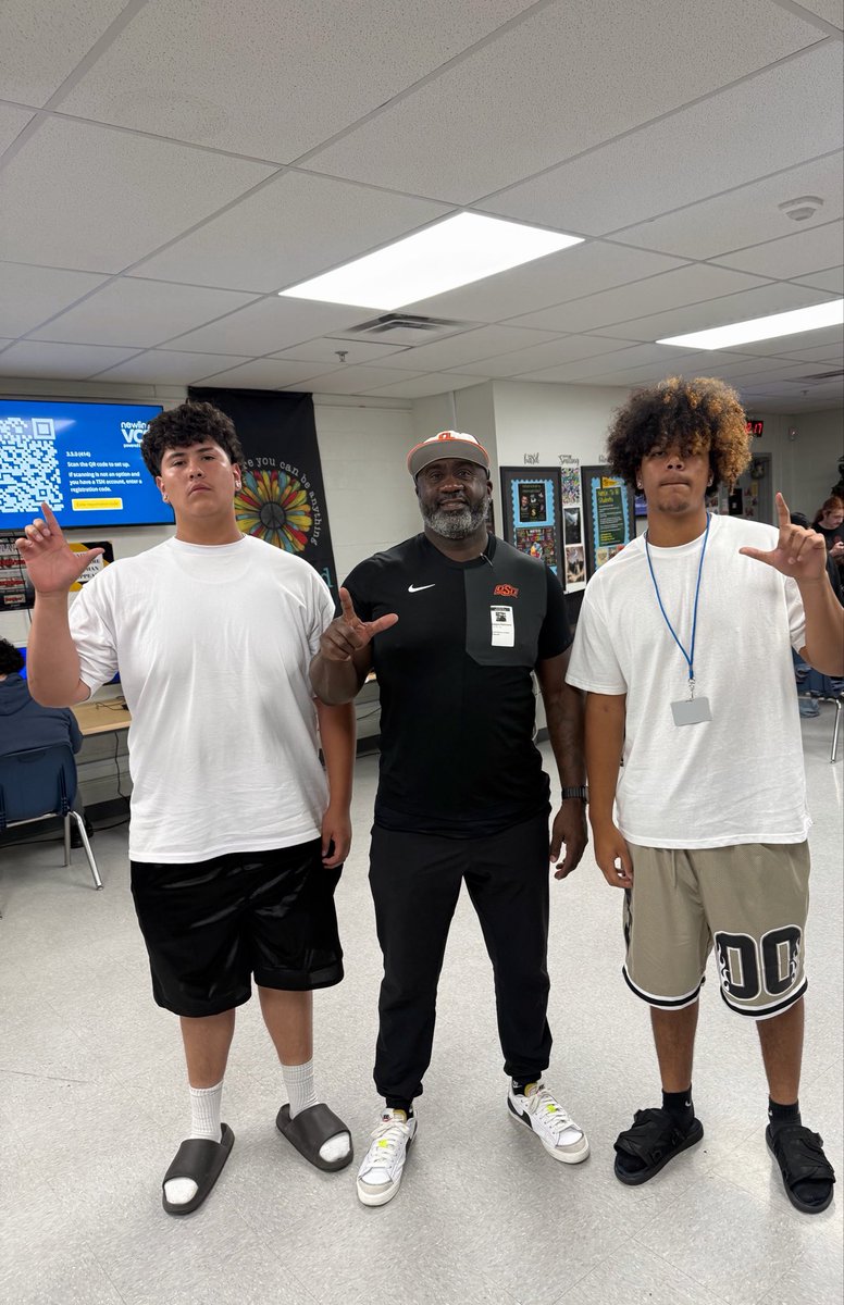 HaleHSFB's tweet photo. Always a great day when @CoachGRichDL stops by to recruit your kids! C/O 27 OT @Xavier_j61 and C/O 28 DE/TE @JHutchins16768 @JessJJonesJr @CoachSmith918 @N_W_Sports #HaleYeah! https://t.co/7uOATU10Lj