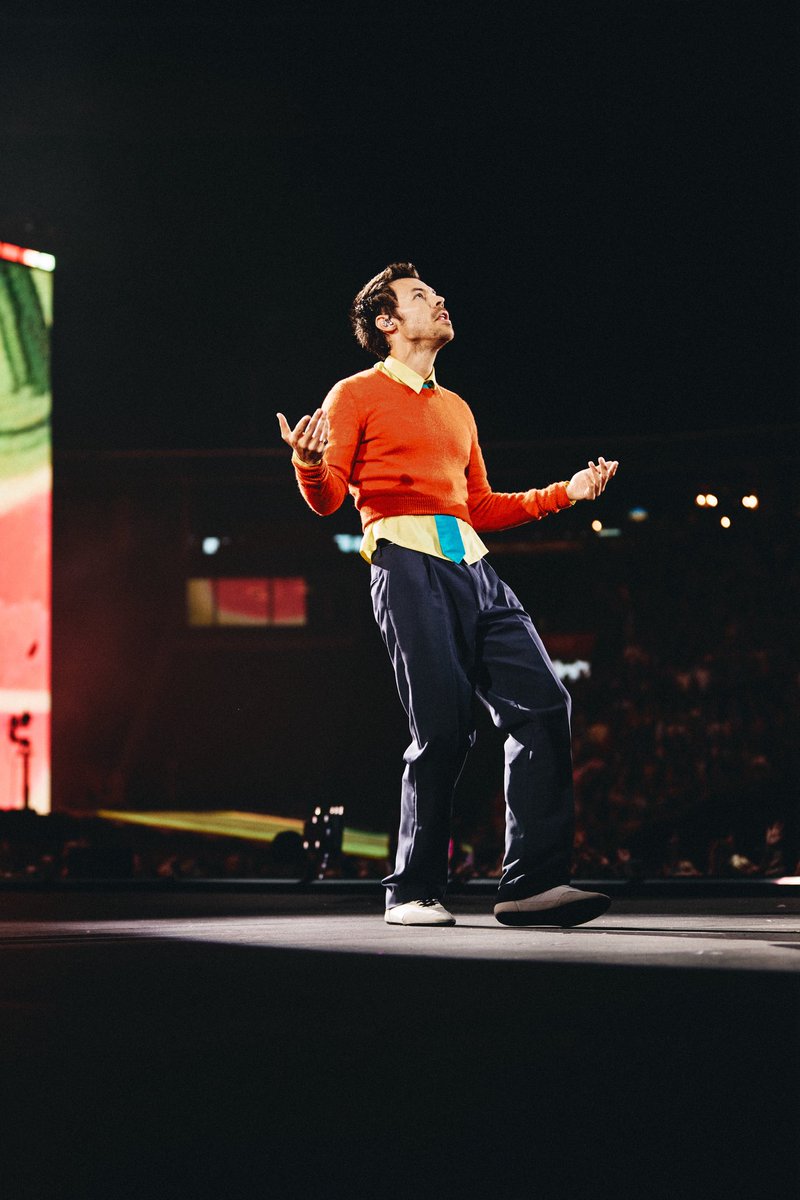 hsdaily's tweet photo. Harry on stage at Johan Cruijff Arena in Amsterdam, Netherlands - May 17

📸 Anthony Pham https://t.co/pRzdMTOdOZ