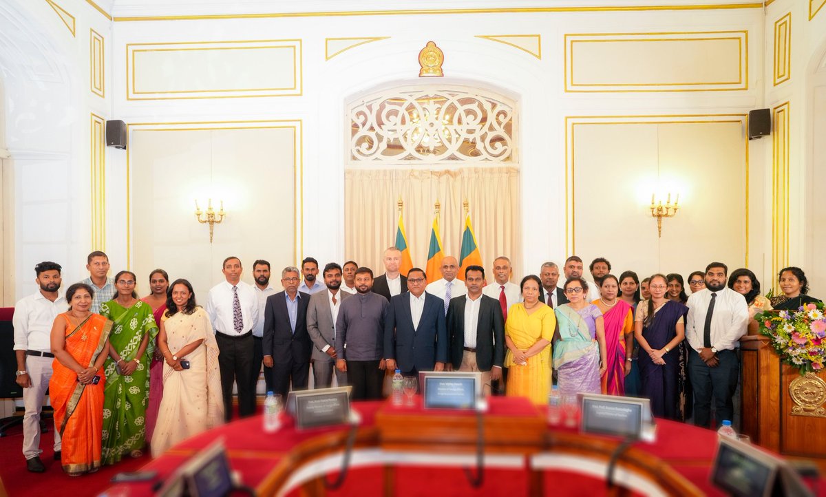 MFA_SriLanka's tweet photo. 𝐓𝐡𝐞 𝐌𝐢𝐧𝐢𝐬𝐭𝐫𝐲 𝐨𝐟 𝐅𝐨𝐫𝐞𝐢𝐠𝐧 𝐀𝐟𝐟𝐚𝐢𝐫𝐬, 𝐅𝐨𝐫𝐞𝐢𝐠𝐧 𝐄𝐦𝐩𝐥𝐨𝐲𝐦𝐞𝐧𝐭 𝐚𝐧𝐝 𝐓𝐨𝐮𝐫𝐢𝐬𝐦 𝐋𝐚𝐮𝐧𝐜𝐡𝐞𝐬 𝐑𝐞𝐯𝐚𝐦𝐩𝐞𝐝 𝐎𝐟𝐟𝐢𝐜𝐢𝐚𝐥 𝐖𝐞𝐛𝐬𝐢𝐭𝐞 𝐚𝐧𝐝 𝐂𝐨𝐦𝐦𝐨𝐧 𝐖𝐞𝐛𝐬𝐢𝐭𝐞 𝐏𝐥𝐚𝐭𝐟𝐨𝐫𝐦

Read more: (1/2) https://t.co/9hbB09TUDZ