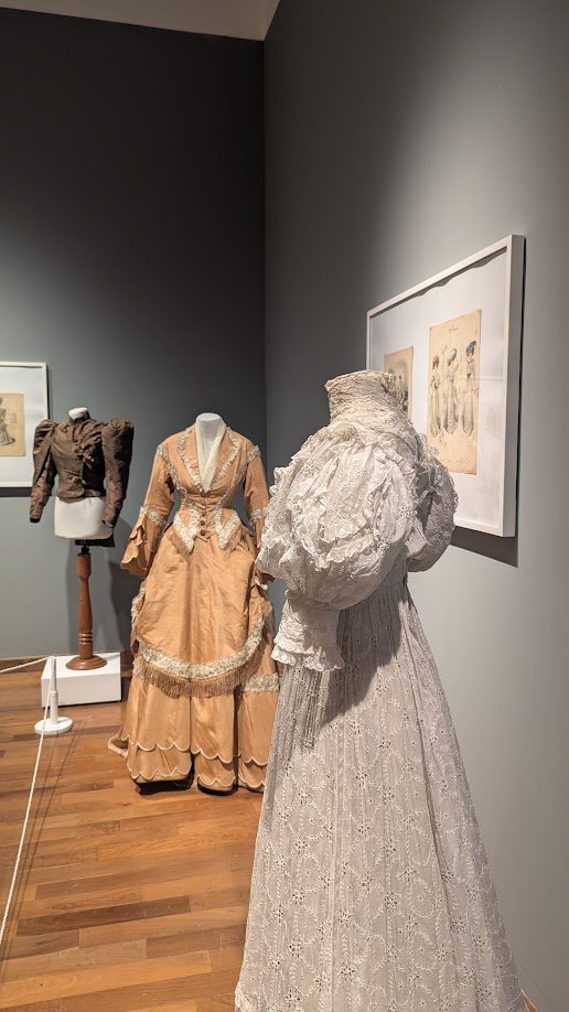 YouAreMyBezoar's tweet photo. En el día internacional del museo, les quiero recomendar que vayan a ver Construir moda, del siglo XIX a la actualidad GRATIS en el Ex CCK

La Colección Histórica del Traje Argentino del MHN presenta una exposición con material de archivo, prendas originales, ilustraciones y documentos, analizando desarrollos históricos, innovaciones tecnológicas y procesos creativos de los últimos dos siglos.

Hasta el 21 junio 2026
14:00 - 20:00
Salas 604 y 605