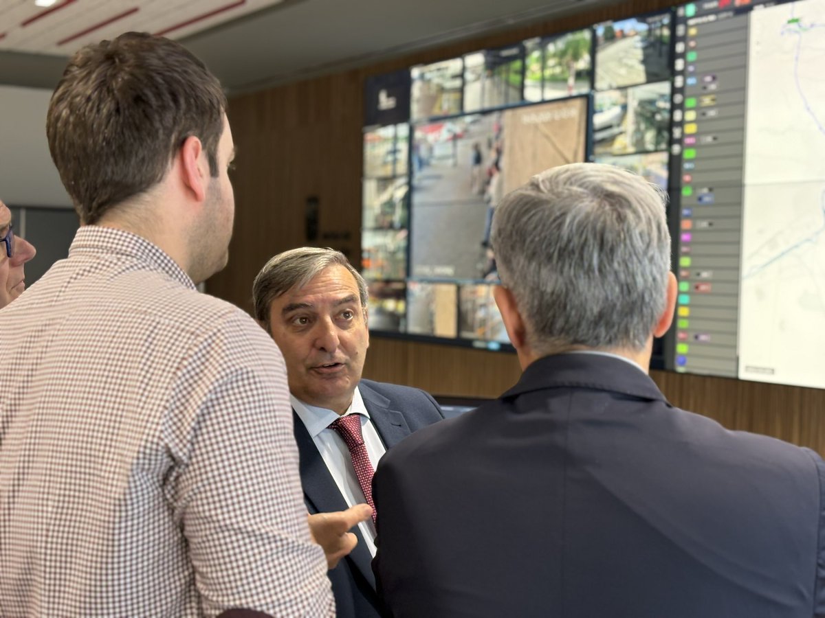 jose_sanzmerino's tweet photo. 🚌🌐 Hoy he visitado a los trabajadores del Centro de Control del Transporte de Castilla y León, ubicado en León, que continúan trabajando en la incorporación, junto a las empresas, de los sistemas inteligentes del transporte que los usuarios disfrutarán en sus viajes con #Buscyl https://t.co/qCo9aYF0w0