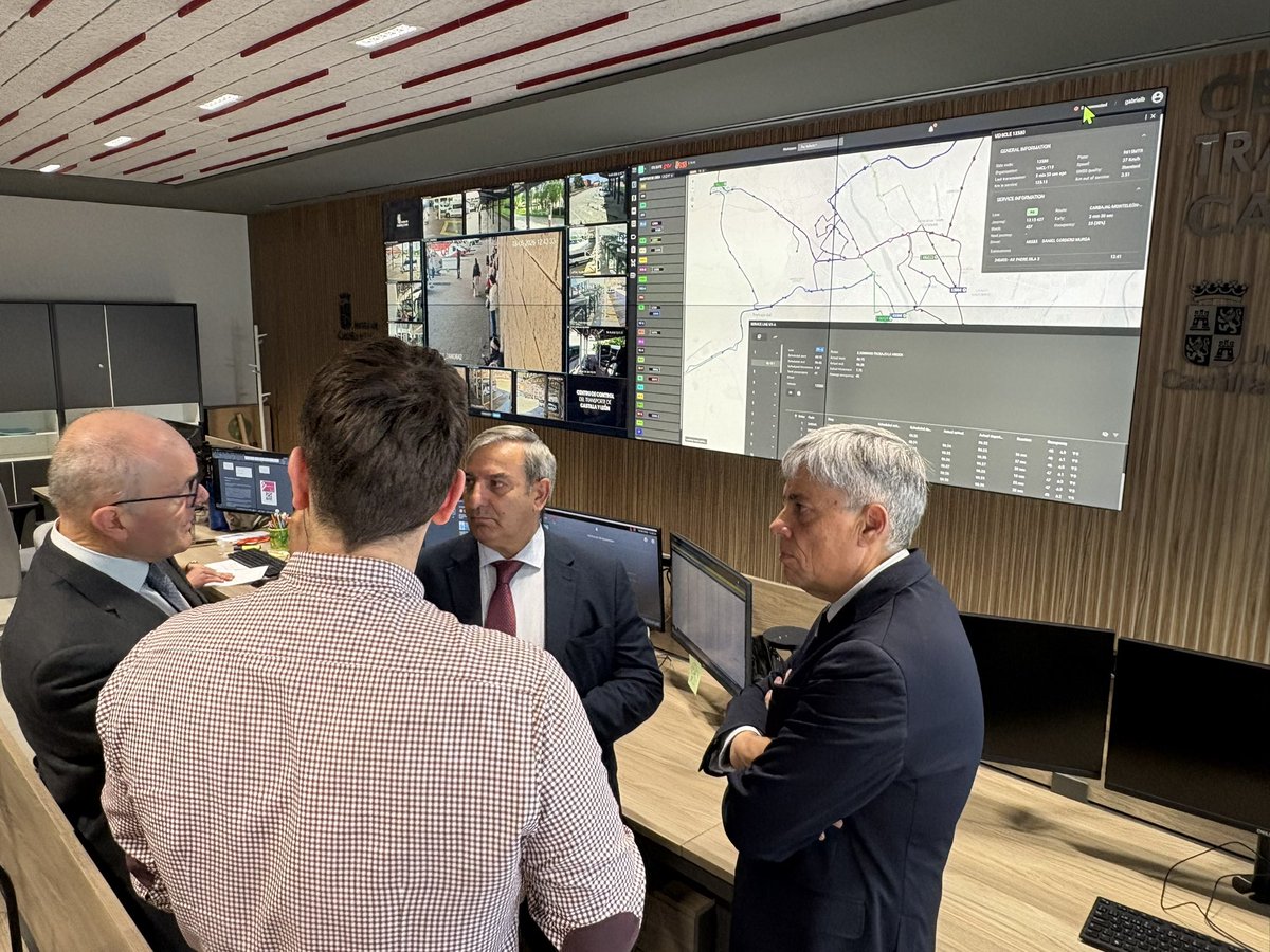 jose_sanzmerino's tweet photo. 🚌🌐 Hoy he visitado a los trabajadores del Centro de Control del Transporte de Castilla y León, ubicado en León, que continúan trabajando en la incorporación, junto a las empresas, de los sistemas inteligentes del transporte que los usuarios disfrutarán en sus viajes con #Buscyl https://t.co/qCo9aYF0w0