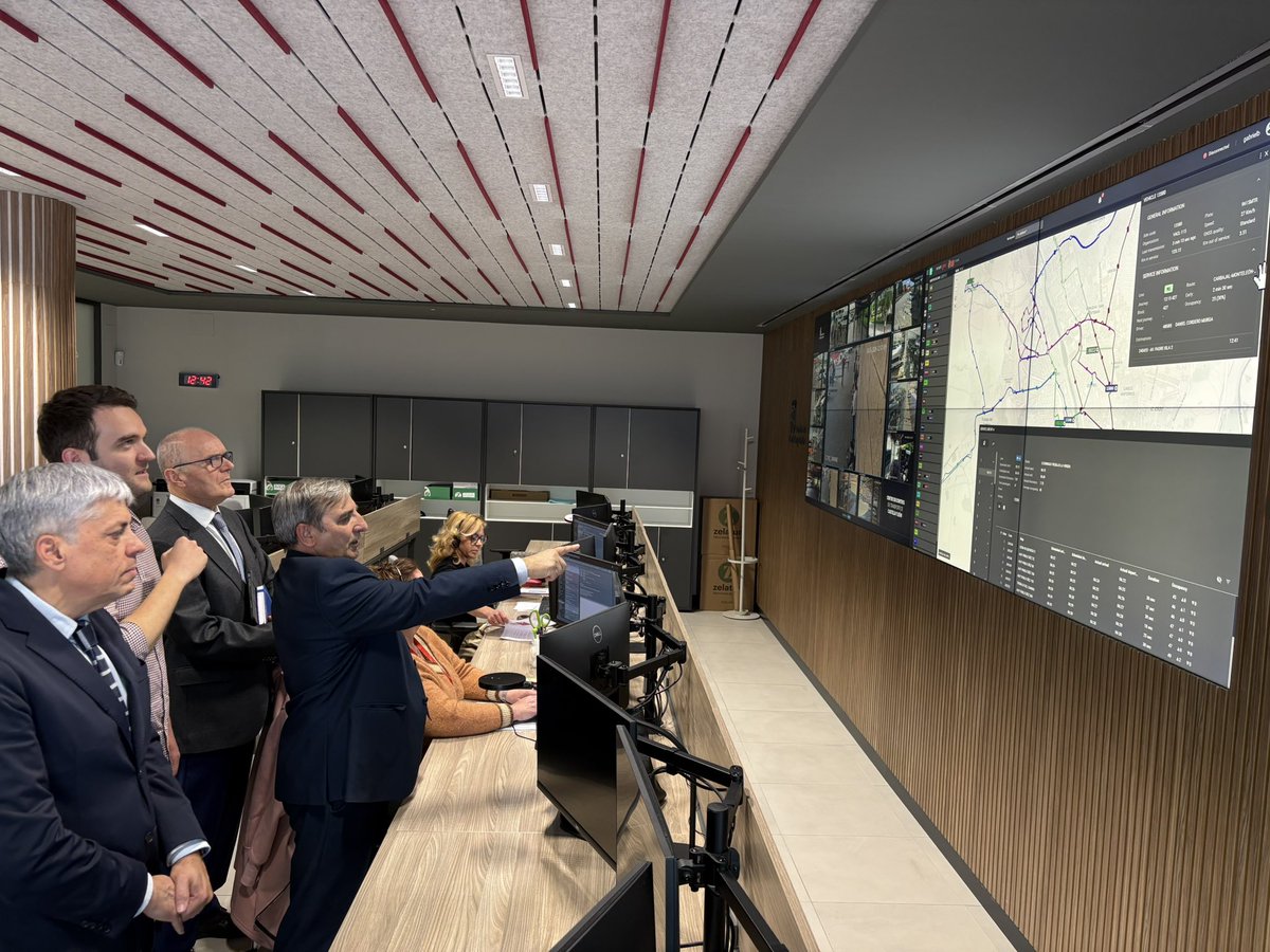 jose_sanzmerino's tweet photo. 🚌🌐 Hoy he visitado a los trabajadores del Centro de Control del Transporte de Castilla y León, ubicado en León, que continúan trabajando en la incorporación, junto a las empresas, de los sistemas inteligentes del transporte que los usuarios disfrutarán en sus viajes con #Buscyl https://t.co/qCo9aYF0w0