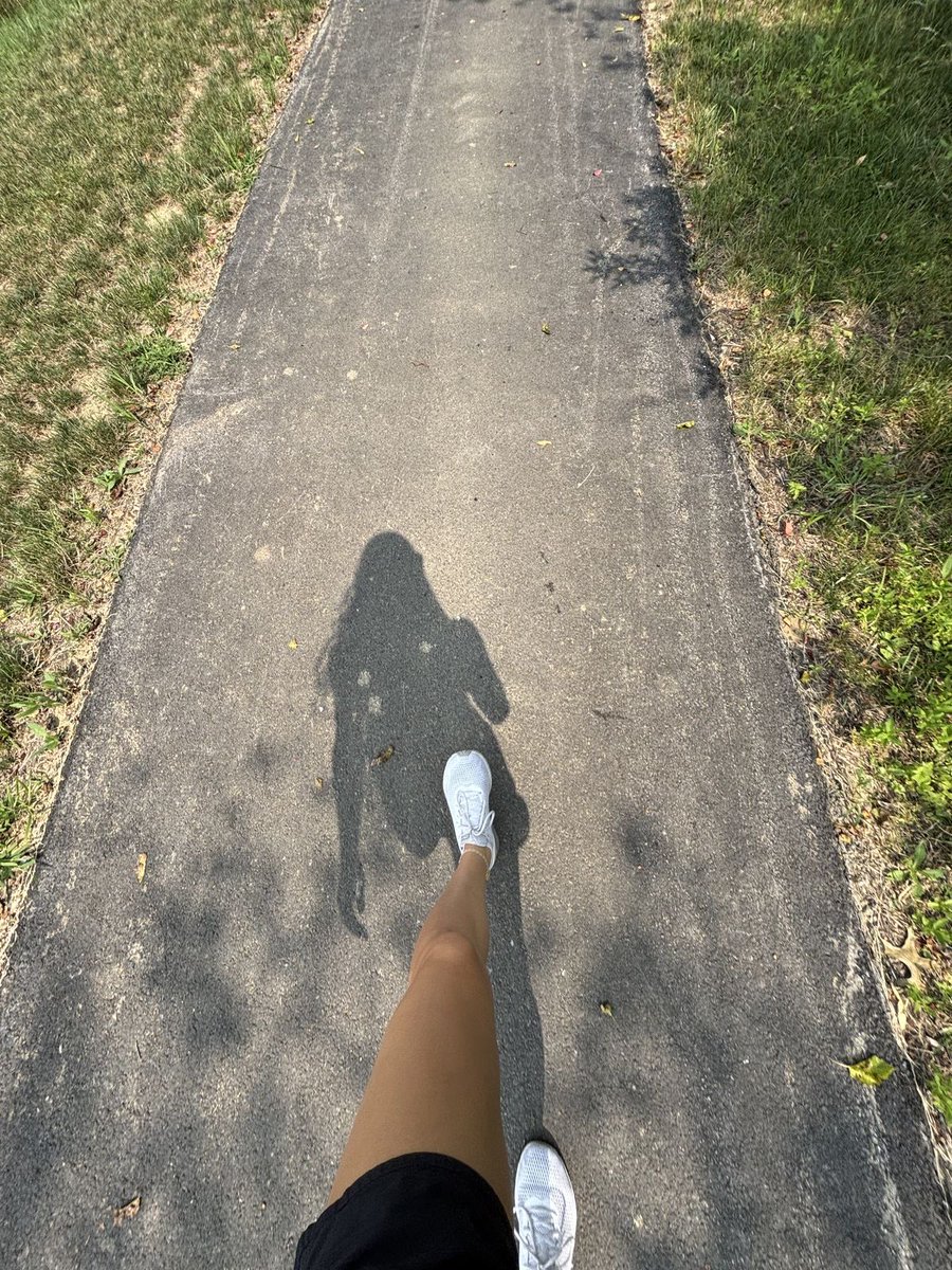 karinczyta's tweet photo. „Istnieje pewien paradoks, który mówi, że jeśli nie możesz kontrolować niczego,
zaczynasz kontrolować absolutnie wszystko. Liczbę kroków, które stawiasz. Godziny snu.
Oceny w szkole. Harmonogram mycia włosów. To, jak chodzisz, pachniesz, śmiejesz się i płaczesz”.

#odelise https://t.co/elq6dnRTYg