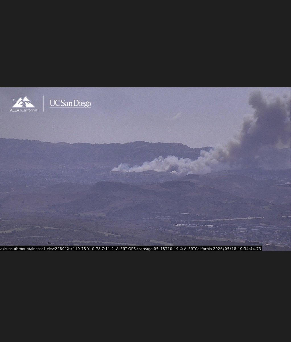 ofrdvic's tweet photo. New start in #SimiValley, at least 1-2 acres  in alignment with the wind burning in light/medium fuels.   Structures currently threatened on Hailey Court.  #VNC #SandyFire pic from South Mountain East 1 cam https://t.co/UGECvZBPDE