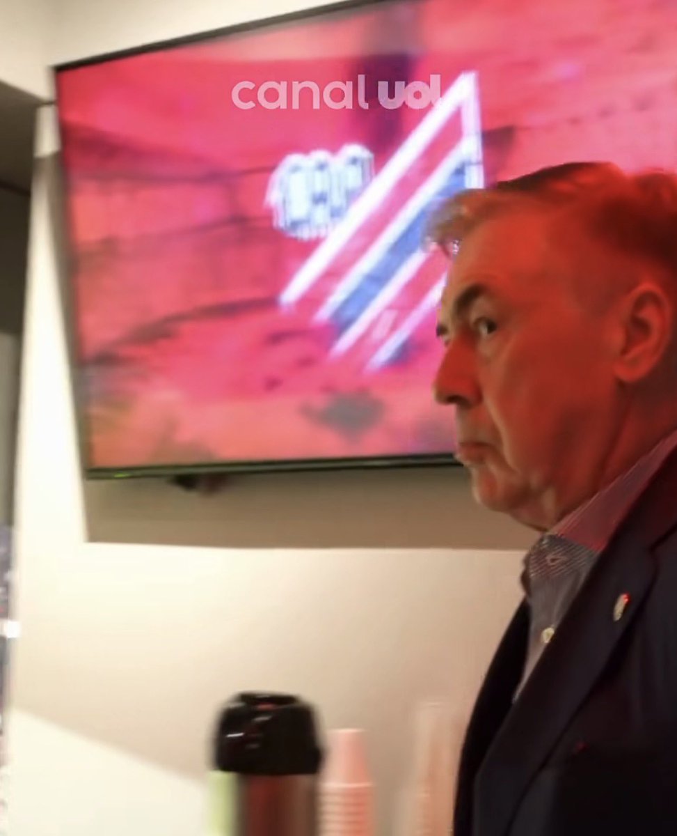 ironicosbaixada's tweet photo. Finalmente Ancelotti esteve num estádio a nível dos que ele estava acostumado na Europa.
#ArenaDaBaixada https://t.co/q3wKQQrQDt