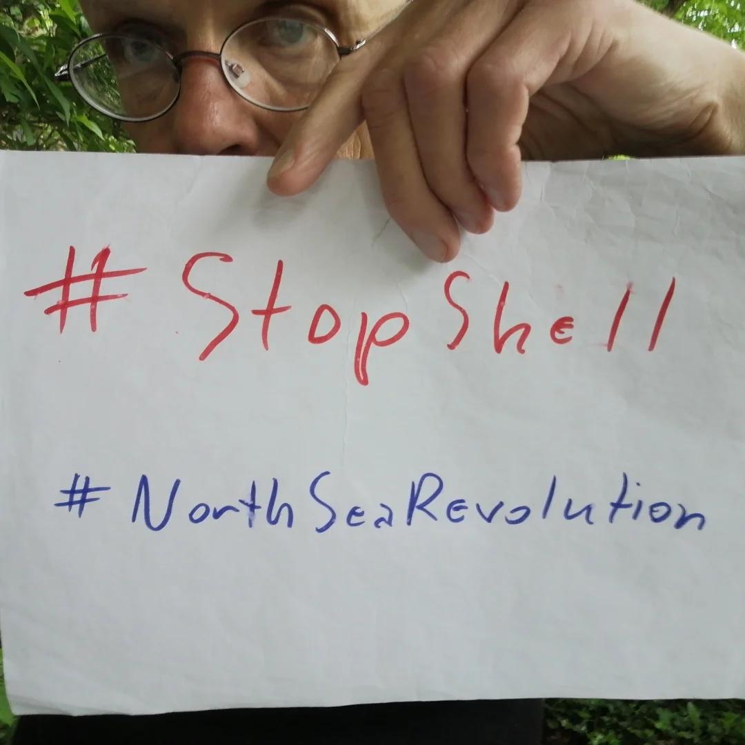 endelstamberg's tweet photo. Hi @KaoHua3, 
I stand with you to #StopShell!
I nominate every person under this tweet.
It's URGENT: 
@shell
plans to leave parts of old oil platform with 11,000 tonnes of oil and toxicwaste in the #NorthSea.  
@Greenpeace https://t.co/b3pTmiH6Ay