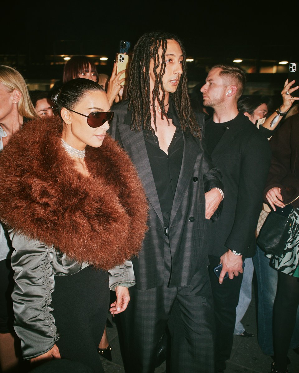 FMDBlog's tweet photo. #Ghali è volato a New York per GucciCore,alla prima sfilata Cruise firmata da Demna.
Unico artista italiano presente in front row, Ghali ha condiviso la scena con star internazionali come Mariah Carey, Shawn Mendes, Kim Kardashian e Anna Wintour,
#FareMusic https://t.co/n10PGv3aOe