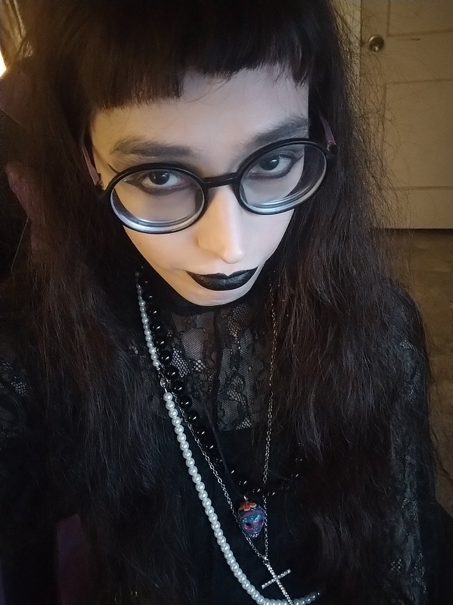 Ghostlytreax's tweet photo. The average mouse girl https://t.co/we2v4OQ2YV