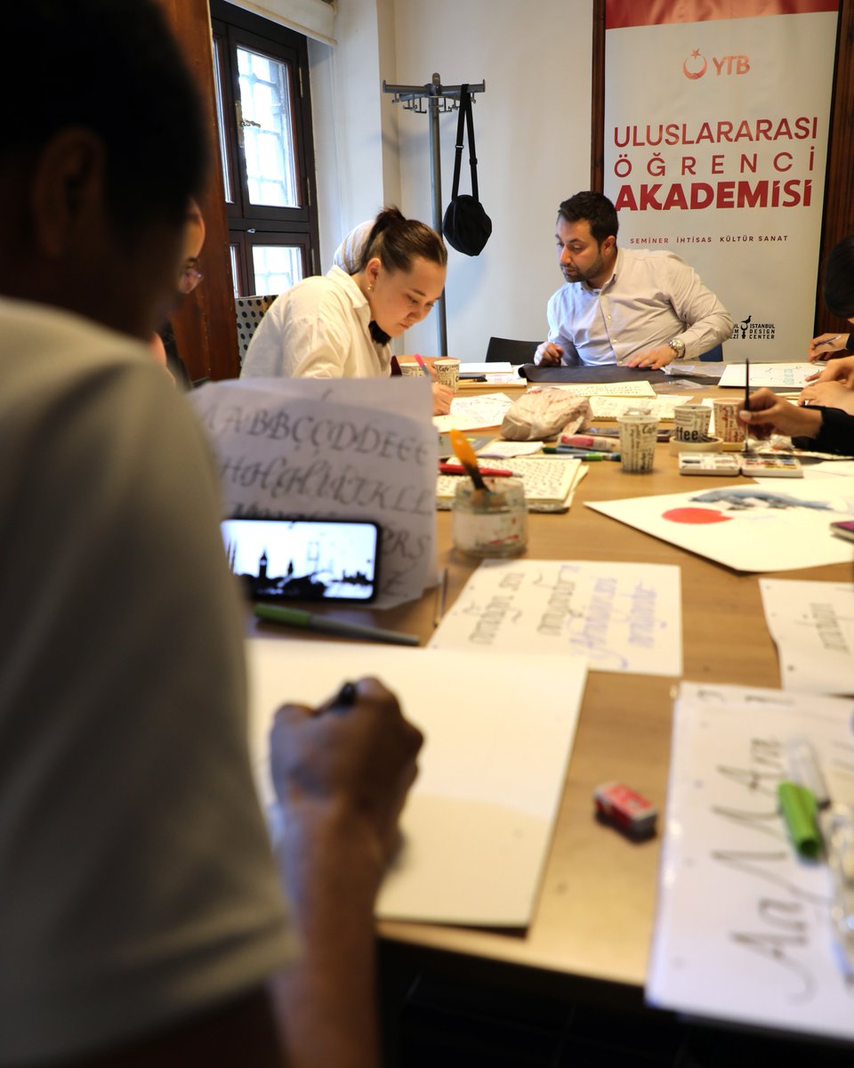 itmakademi's tweet photo. Uluslararası Öğrenci Akademisi Sanat İhtisas Atölyeleri

İstanbul Tasarım Merkezi’nde, @yurtdisiturkler'in desteğiyle yürütülen Uluslararası Öğrenci Akademisi Sanat İhtisas Atölyeleri kapsamında “Onur Yıldırımer ile Kaligrafi Atölyesi (Temel Seviye)” tamamlandı. https://t.co/BPD37fEZxI