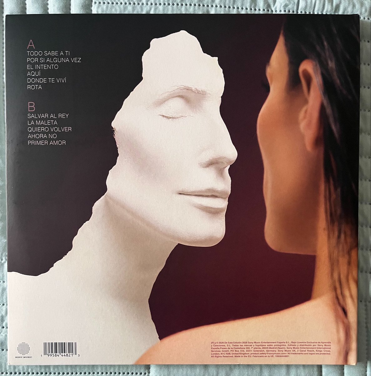 juanmaac_98's tweet photo. Apreciando la belleza que es el vinilo de ‘Quince’ https://t.co/EWLydDZN4z