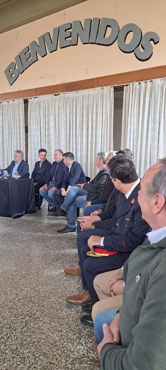 FranFortunaCba's tweet photo. Estuvimos acompañando al Gobernador @MartinLlaryora, al Ministro @ManuelCalvoOK y al Intendente @francoacingolani en su visita a Matorrales. 🙌

El Gobernador aportó recursos para pavimentación, infraestructura escolar y la construcción de un playón polideportivo para promover el desarrollo del deporte y las actividades culturales de la localidad. Además, se destinaron fondos para la construcción de viviendas y cada institución recibió apoyo del Tesoro Provincial. Los Bomberos Voluntarios recibieron 30 millones de pesos para invertir en la institución. 🚒

También se entregaron computadoras y aportes para el club local. Estuvieron presentes, además, intendentes y autoridades de la zona. 💻

Nuestras felicitaciones a la gestión de Franco Cingolani por su compromiso con los vecinos de Matorrales y su permanente preocupación por el progreso de su comunidad, y al Gobernador Martín Llaryora por acompañar siempre a los gobiernos locales y a los vecinos del interior del Departamento Río Segundo. ✨