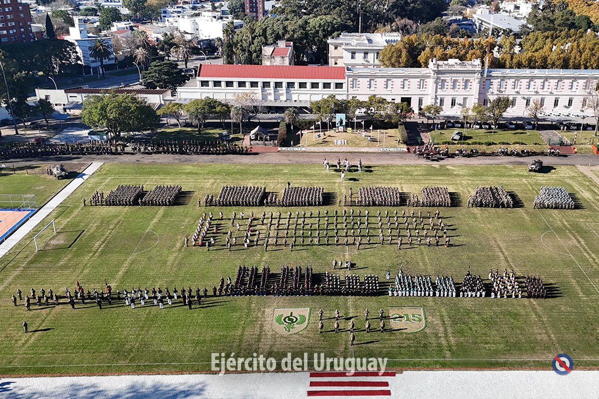EjercitoUy's tweet photo. El acto central, estuvo presidido por el Presidente de la República. Se otorgaron condecoraciones con la Medalla "18 de Mayo de 1811" de Tercer Grado y "Medalla al Valor Militar" de Segundo Grado "Destacado Valor". (+)
#215Aniversario #ceremonia #actocentral https://t.co/wAzHcPq4Ov