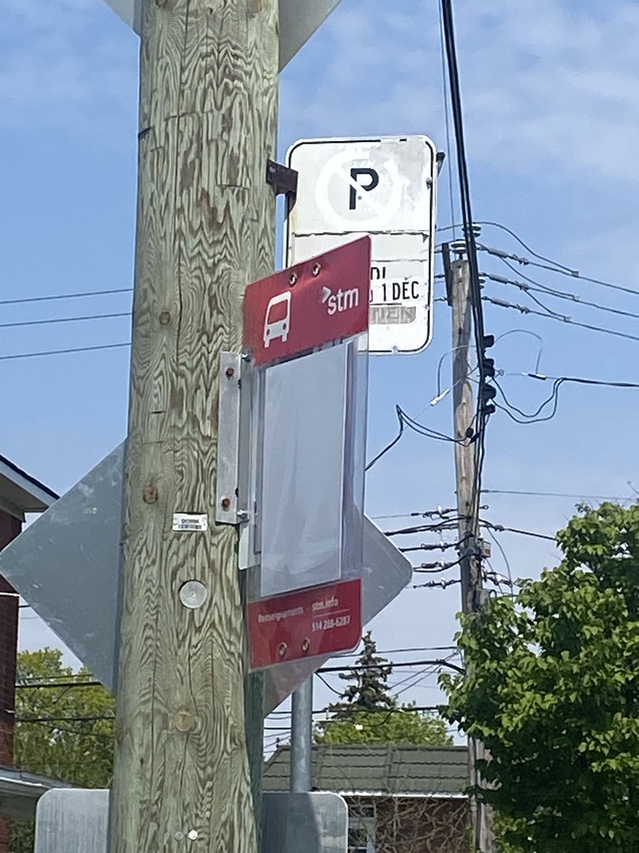 MTLDaniel's tweet photo. @stm_Bus les arrêts d’autobus pour la 170 Keller ne sont toujours pas indiqué sur la rue Louisbourg. Dans les deux côtés de la rue https://t.co/0YLwcaNuvV