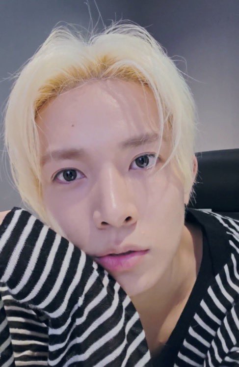 heezzns's tweet photo. looking at us with his omega eyes like that… does he know his fandom wants to fuck him into the mattress until he cries and whimpers of overstimulation https://t.co/4QaKOZuRXR