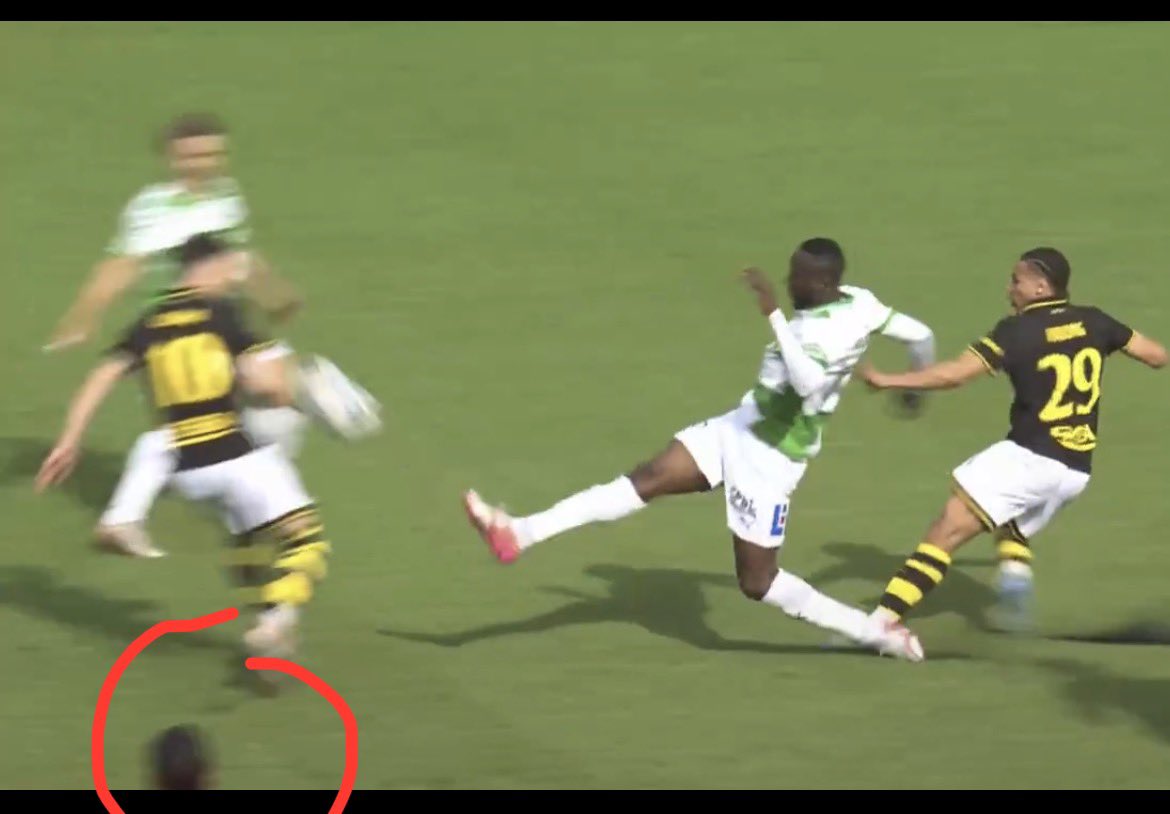 Johan68Holm's tweet photo. @SVTSport Vad är det egentligen som gör att den här typen av vårdslöst spel med hög risk för skada inte ger mer än gult kort (domaren inringad så han ser hela situationen på nära håll)? https://t.co/AoPUStDQNZ