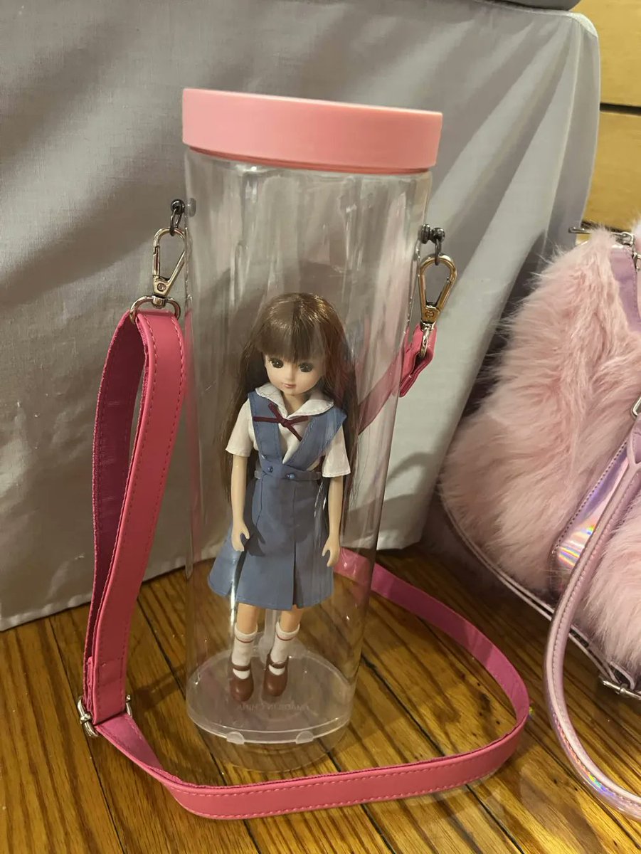 kumakurea_'s tweet photo. HOW TO MAKE THE PERFECT DOLL CARRYING BAG:

My friends of dolltwt, I have created the PERFECT way to carry a doll publicly and I want to share with you all my method. This works for MOST fashion dolls. https://t.co/zY2419dA44