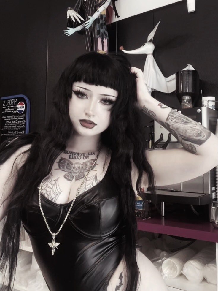 prophetpaint's tweet photo. Leather Mondays r my fav 🩷⛓️⚔️ https://t.co/LSbYHamGgO