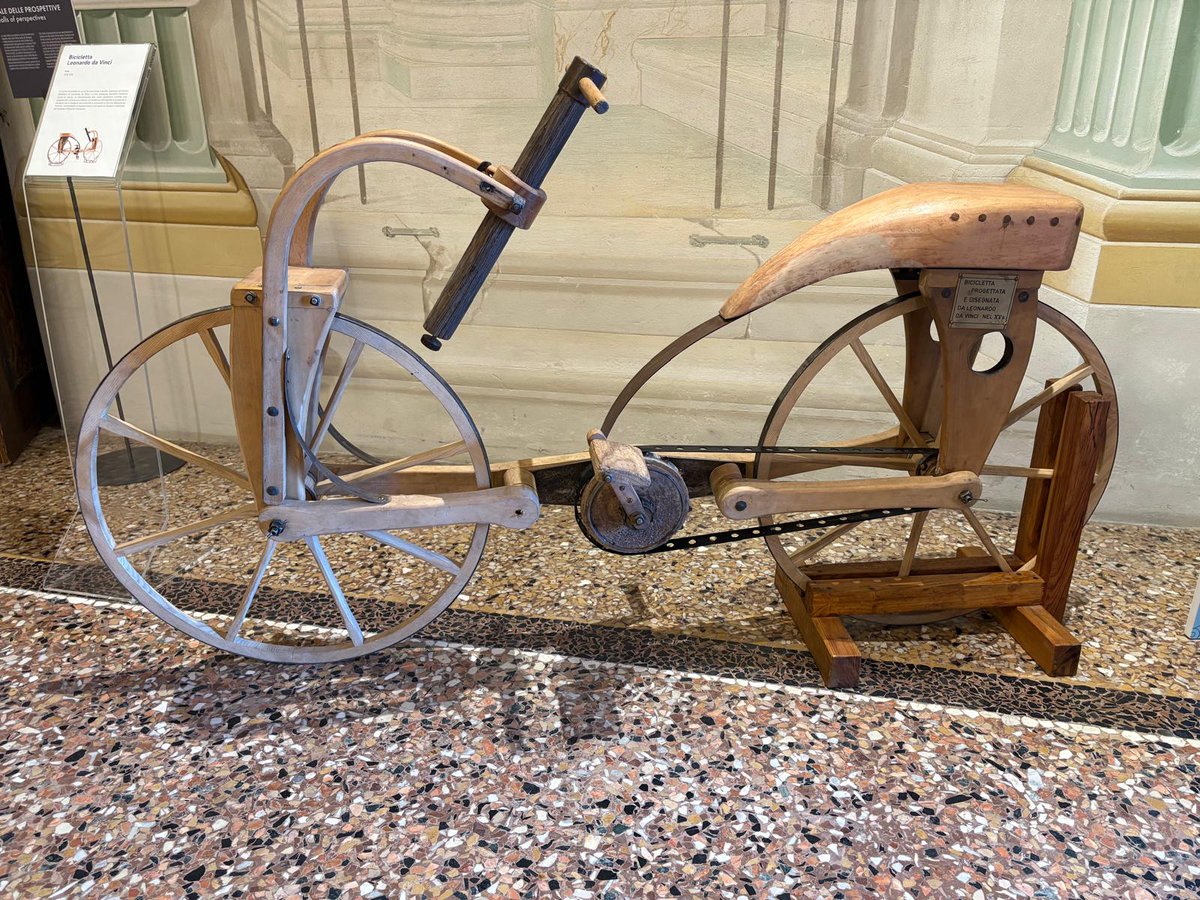 regioneFVGit's tweet photo. “Ruota libera narra l’emancipazione e il progresso che hanno corso sulle due ruote”. Così @MarioAnzil a Villa Manin dove ha inaugurato la mostra di #Erpac sulla storia della bicicletta
👉https://t.co/Vtv3GZ3YYP https://t.co/EN0xHM3cZJ