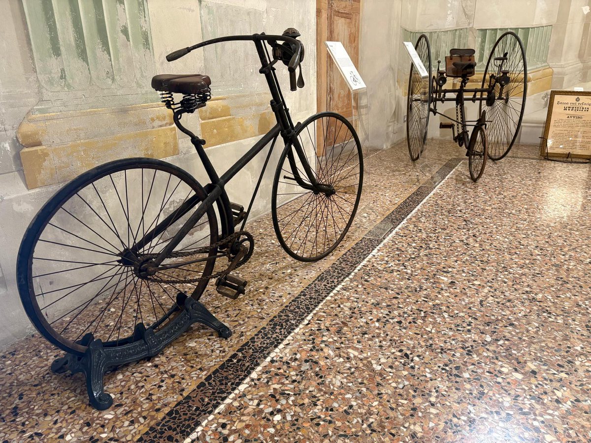 regioneFVGit's tweet photo. “Ruota libera narra l’emancipazione e il progresso che hanno corso sulle due ruote”. Così @MarioAnzil a Villa Manin dove ha inaugurato la mostra di #Erpac sulla storia della bicicletta
👉https://t.co/Vtv3GZ3YYP https://t.co/EN0xHM3cZJ