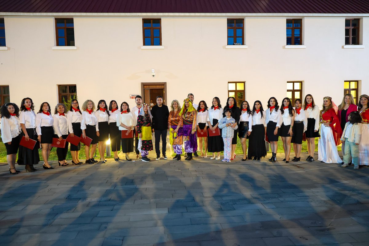 TunceliValiligi's tweet photo. 🎶 Geçmişin ezgileri, geleceğin sesiyle buluştu ❣️

🚩 Müzeler Haftası kapsamında; Valimiz Sayın Şefik Aygöl, il protokolümüz, öğretmenlerimiz, öğrencilerimiz ve vatandaşlarımızın katılımıyla düzenlenen “Gelenekten Geleceğe Öğretmen Korosu” müzik dinletisi gerçekleştirildi.

🚩 Geleneksel Türk halk müziğinin eşsiz eserlerinin modern dokunuşlarla hayat bulduğu programda; kültürümüzün zengin mirası, öğretmenlerimizin güçlü yorumlarıyla dinleyicilere duygu dolu anlar yaşattı.

❣️ Sanatın birleştirici gücüyle geçmişten geleceğe uzanan gönül köprülerinin kurulduğu bu anlamlı program, hafızalarda güzel izler bıraktı.

💕 #CanCanaTunceli  💕

@sefikaygol
@TCKulturTurizm
@tcmeb