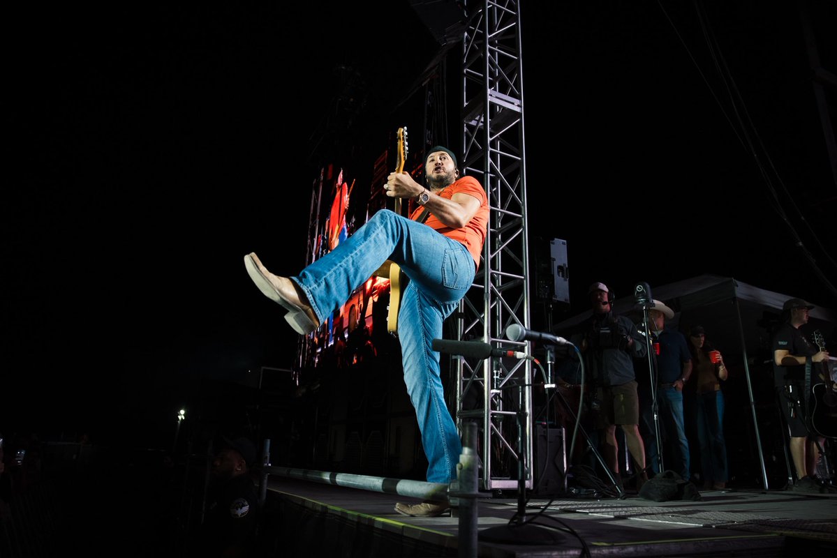 lukebryan's tweet photo. Y’all showed up, Elk Grove. Thanks for selling out this show and coming to party with us. Midwest, get your tickets on Thursday for the next round of #FarmTour2026 shows in the fall. #HeresToTheFarmer https://t.co/DCQV6KVBPt