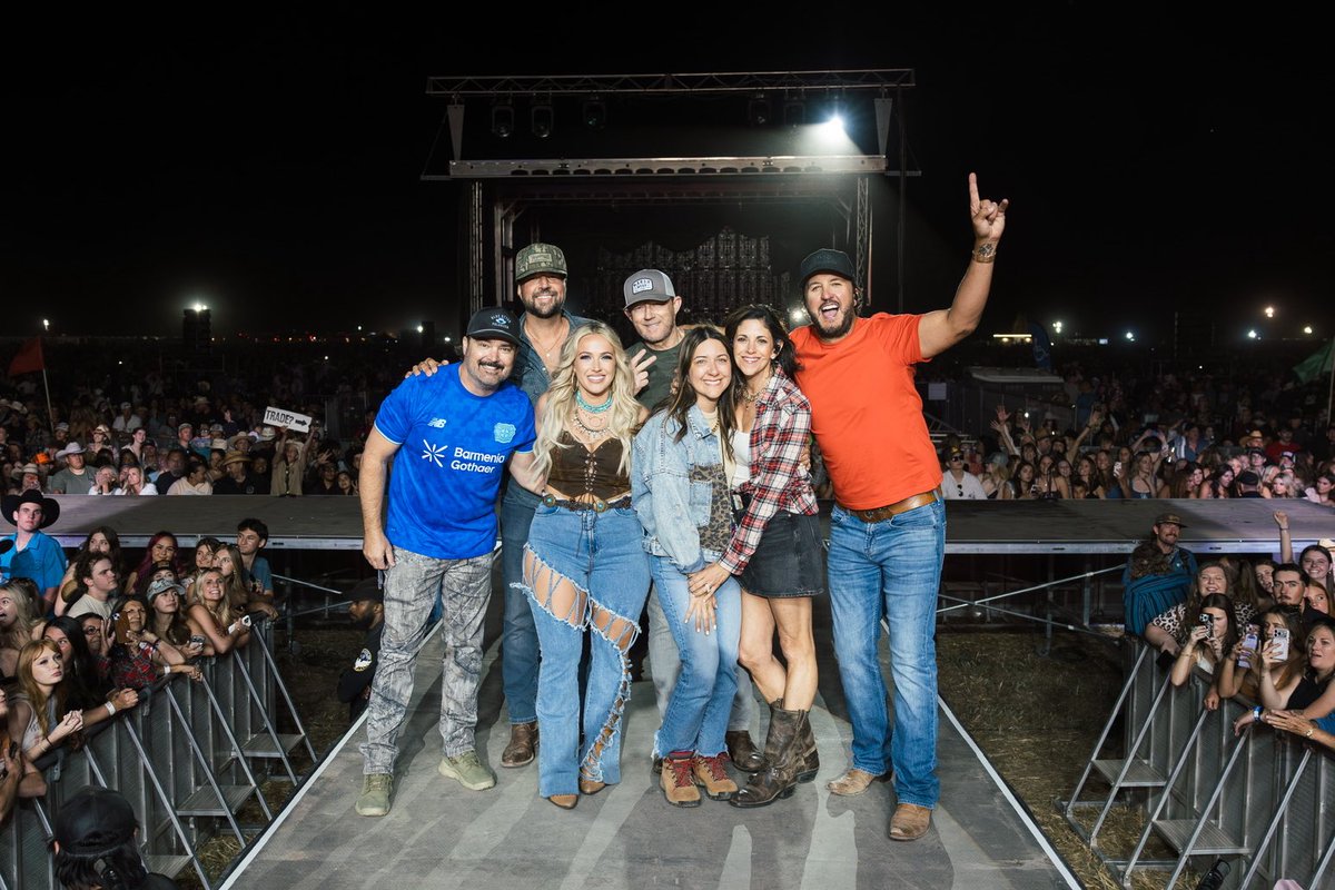 lukebryan's tweet photo. Y’all showed up, Elk Grove. Thanks for selling out this show and coming to party with us. Midwest, get your tickets on Thursday for the next round of #FarmTour2026 shows in the fall. #HeresToTheFarmer https://t.co/DCQV6KVBPt