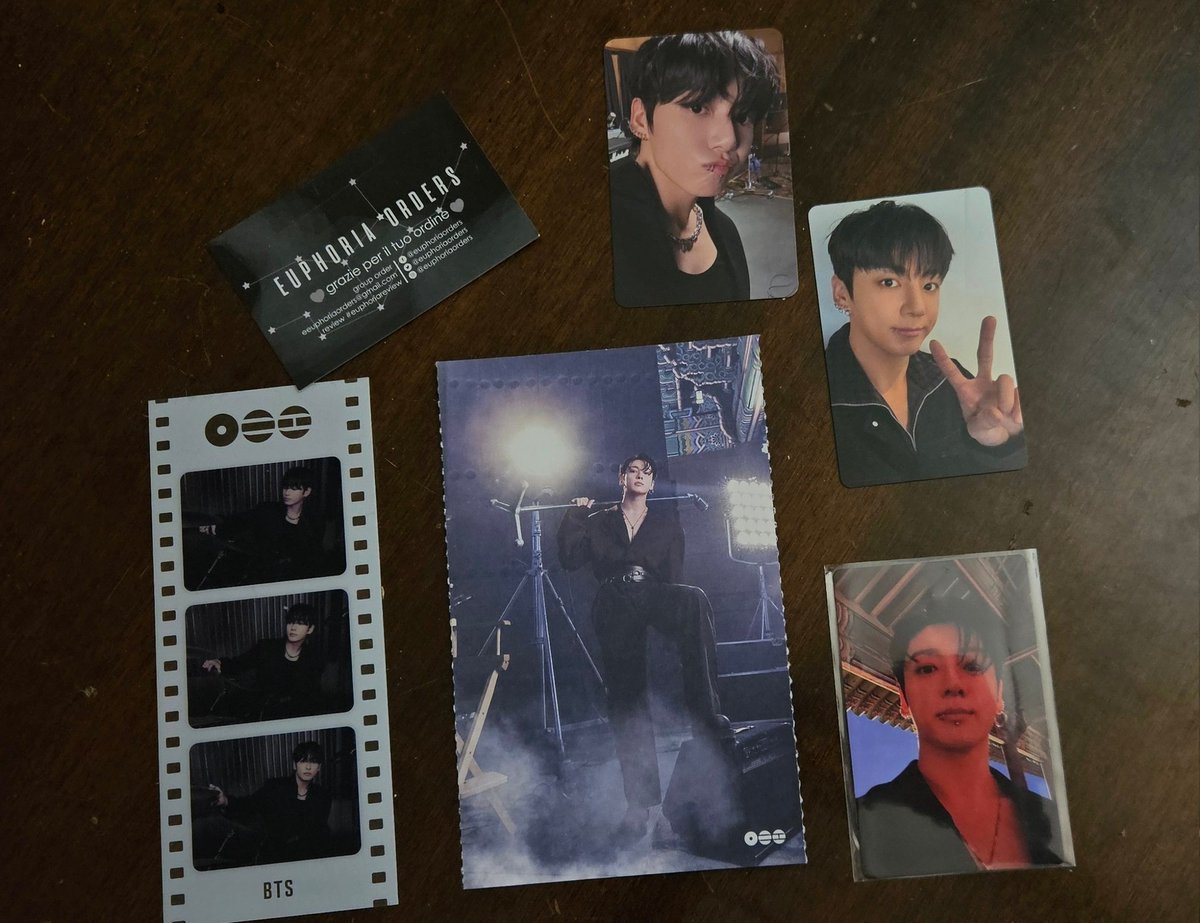 amerashii's tweet photo. La mia collezione di jk cresce hehe grazie mille Elena! Imballaggio perfetto 💜 troppo carino il bigliettino da visita 😍  @euphoriaorders #euphoriareview https://t.co/GcM9tH6tb3