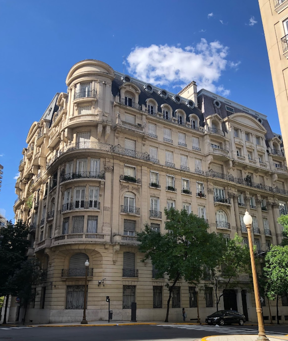 NuevosBAires's tweet photo. [Retiro] Es uno de los edificios de viviendas más distinguidos de Buenos Aires.  

De estilo francés, el Palacio Estrugamou fue inaugurado en 1929.  

Un breve recorrido por su historia🧵👇 https://t.co/yTgdu0kLsW
