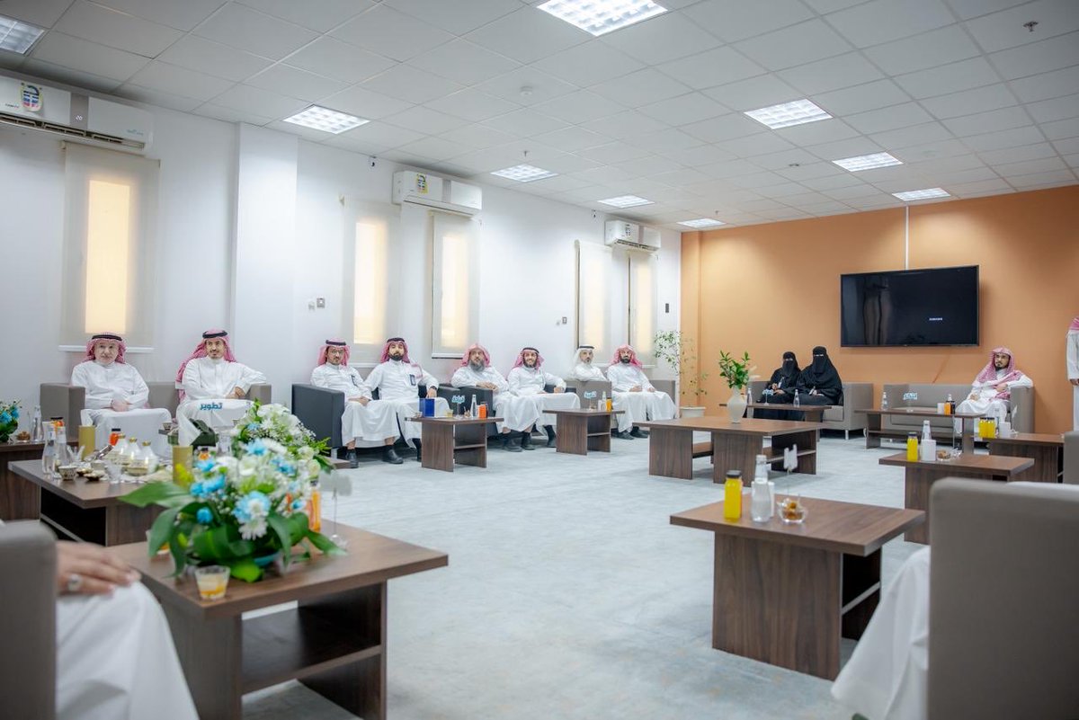 QassimUniv1's tweet photo. موكدًا على أن الدور القيادي لرئيس القسم يتجاوز المهام الإدارية إلى صناعة بيئة محفزة وتمكين أعضاء هيئة التدريس..

سعادة رئيس #جامعة_القصيم الأستاذ الدكتور محمد بن فهد الشارخ يلتقي برؤساء الأقسام الأكاديمية ضمن البرنامج التدريبي المكثف بعنوان: «القيادة الأكاديمية وإدارة الأقسام بكفاءة عالية»، بمركز تنمية القيادات والقدرات بالإدارة العامة للموارد البشرية.