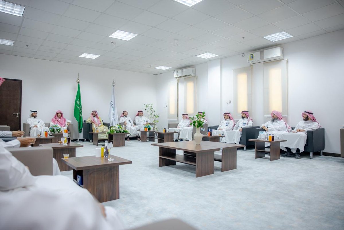 QassimUniv1's tweet photo. موكدًا على أن الدور القيادي لرئيس القسم يتجاوز المهام الإدارية إلى صناعة بيئة محفزة وتمكين أعضاء هيئة التدريس..

سعادة رئيس #جامعة_القصيم الأستاذ الدكتور محمد بن فهد الشارخ يلتقي برؤساء الأقسام الأكاديمية ضمن البرنامج التدريبي المكثف بعنوان: «القيادة الأكاديمية وإدارة الأقسام بكفاءة عالية»، بمركز تنمية القيادات والقدرات بالإدارة العامة للموارد البشرية.