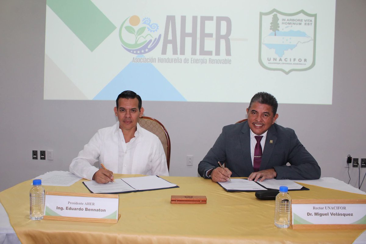 AHERenovable's tweet photo. Celebramos la firma del Convenio Marco de Cooperación entre AHER y UNACIFOR 🤝🌱⚡

Una alianza para fortalecer la formación, investigación y desarrollo del sector energético sostenible en Honduras, contribuyendo a los #ODS 4, 7 y 17.

#AHER #UNACIFOR #energíarenovable https://t.co/GBdeRILpZu