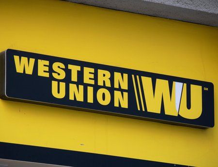 wallstreet_es's tweet photo. Nuevo director general de Western Union México viene de Broxel, pasó por Banco Azteca y tiene diplomado en fintech, crypto, blockchain y AML por la UNAM. La empresa no contrata ese perfil para defender el negocio físico. 👉 https://t.co/58scQA9qku 

#Beyond #Stablecoin #México https://t.co/eHJ1qxkyen