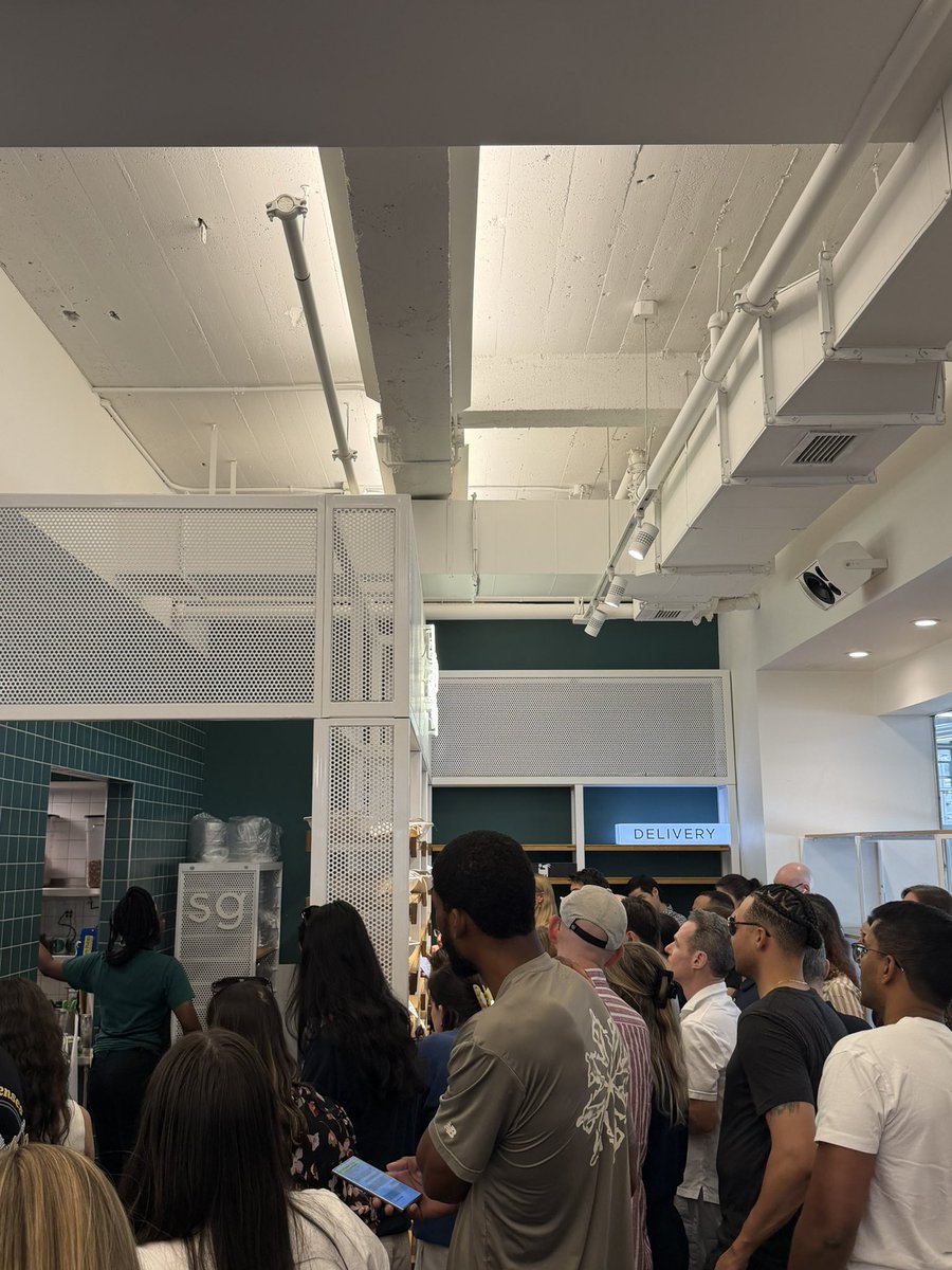 hitsdiffcap's tweet photo. Scheduled for 1pm pick up at Sweetgreen 56th &amp; broadway, it’s 1:45 now and my bowl is still not ready. Store is packed with people who have waited for up to an hour. 

Support is useless and I can’t cancel my order. @JonnyNemo wtf is going on? https://t.co/J7xHWnZKeQ