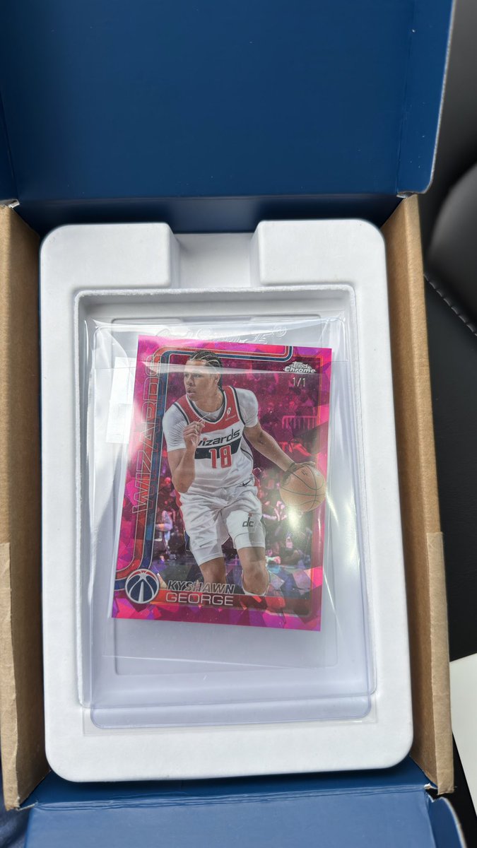 shr13e's tweet photo. @eBay 1/1 and this is how you send it back to me? This is an absolute joke

@CardPurchaser @CardsMax https://t.co/NO4kcXjwtC