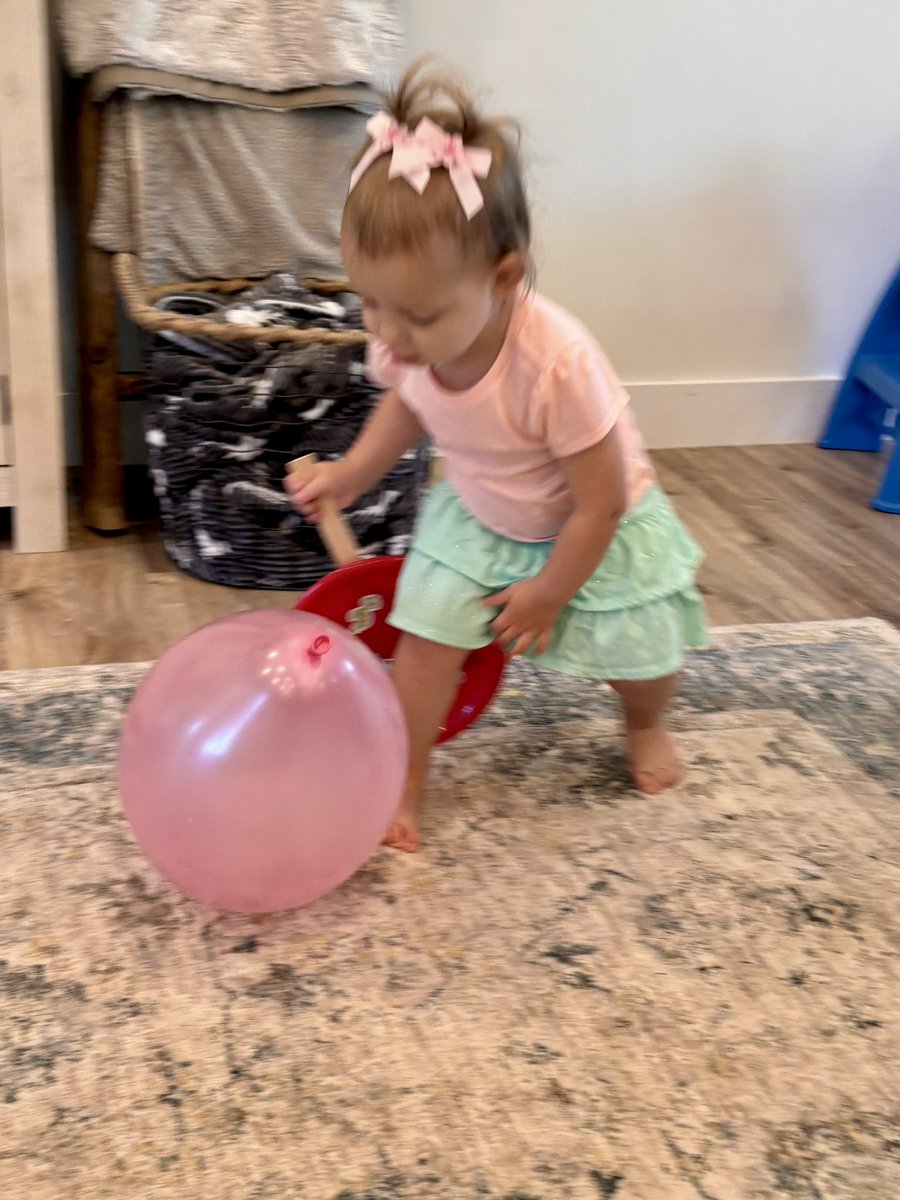 CardsComo's tweet photo. Children improve balance by focusing on an object while moving toward it! 🎈

#ThunderbirdProud #ParentsAsTeachers https://t.co/8IugYIIUmX