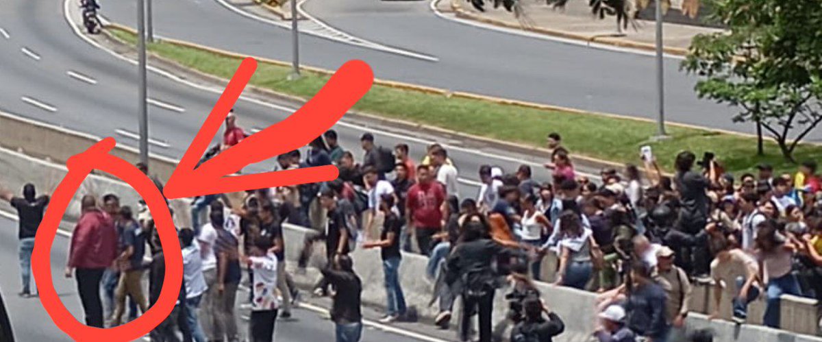 SubCteKevin's tweet photo. Pedimos la detención inmediata de Miguelangel Suarez, que por ser el presidente de la Federación de Centros Universitarios de la Universidad Central de Venezuela (FCU-UCV), cree que puede trancar las calles, crear terror y agredir al que se atraviese.

Detengan a los violentos. https://t.co/3k2WuGcYGv