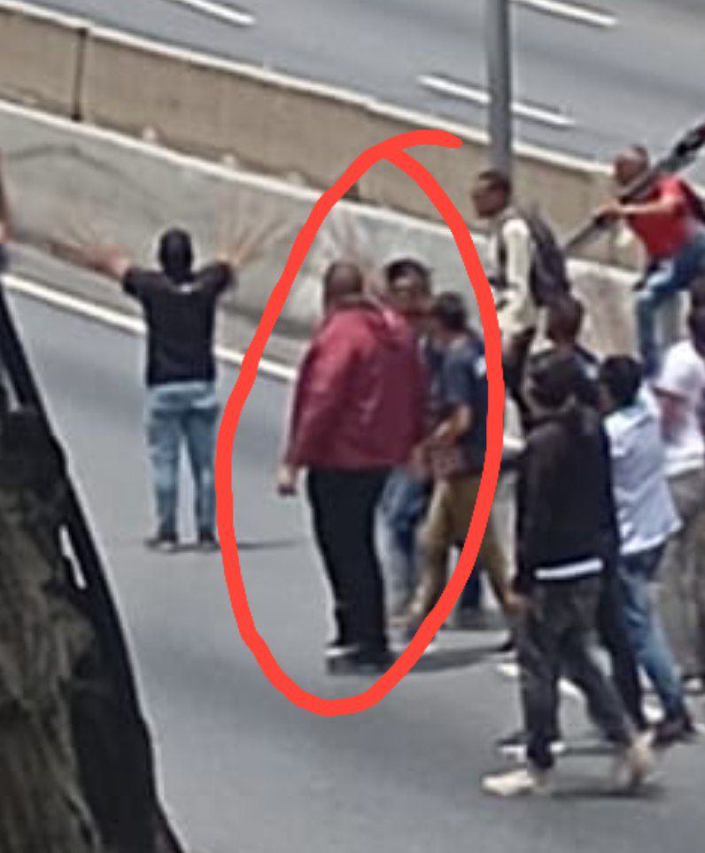 SubCteKevin's tweet photo. Pedimos la detención inmediata de Miguelangel Suarez, que por ser el presidente de la Federación de Centros Universitarios de la Universidad Central de Venezuela (FCU-UCV), cree que puede trancar las calles, crear terror y agredir al que se atraviese.

Detengan a los violentos. https://t.co/3k2WuGcYGv