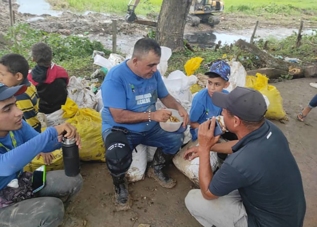 ArmandoInfo's tweet photo. Los 5 exalcaldes presos en Las Acacias están acusados de traición a la patria, terrorismo, legitimación de capitales, asociación para delinquir, financiamiento de bandas criminales, tráfico de combustible y tráfico de drogas.  Aún no ha habido juicio contra ellos👇🏻
https://t.co/ZOJRg22pwW