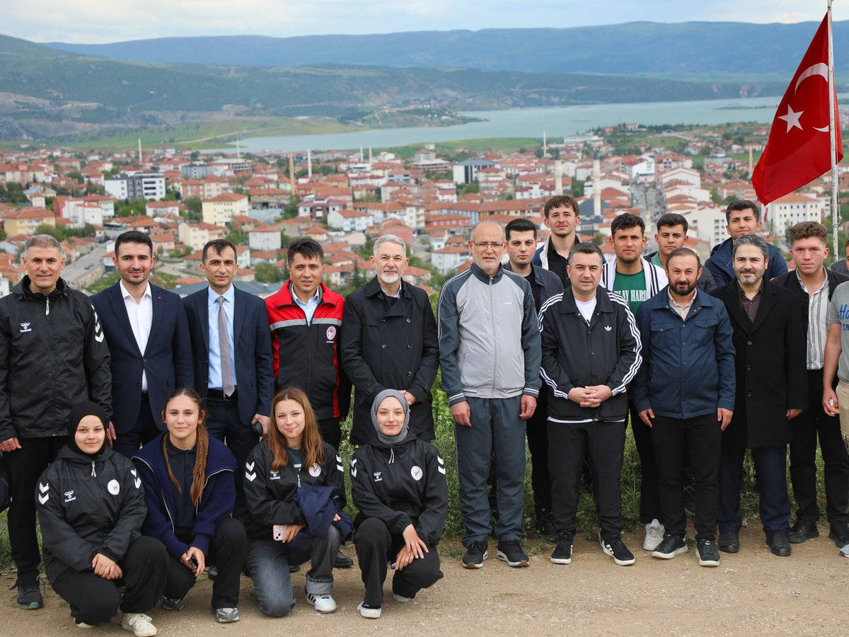 CekerekKaymakam's tweet photo. İlçe Kaymakamımız Sayın Can KURT, İlçe Belediye Başkanı Sayın Av. Üzeyir İNCE, kurum amirlerimiz ve gençlerimizin katılımıyla; 19 Mayıs Atatürk’ü Anma, Gençlik ve Spor Bayramı etkinlikleri kapsamında Gençlik Merkezimizden Şahin Tepesi’ne uzanan Gençlik Yürüyüşü gerçekleştirildi. https://t.co/CeRe2vnnGg