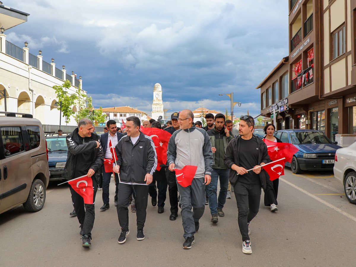 CekerekKaymakam's tweet photo. İlçe Kaymakamımız Sayın Can KURT, İlçe Belediye Başkanı Sayın Av. Üzeyir İNCE, kurum amirlerimiz ve gençlerimizin katılımıyla; 19 Mayıs Atatürk’ü Anma, Gençlik ve Spor Bayramı etkinlikleri kapsamında Gençlik Merkezimizden Şahin Tepesi’ne uzanan Gençlik Yürüyüşü gerçekleştirildi. https://t.co/CeRe2vnnGg