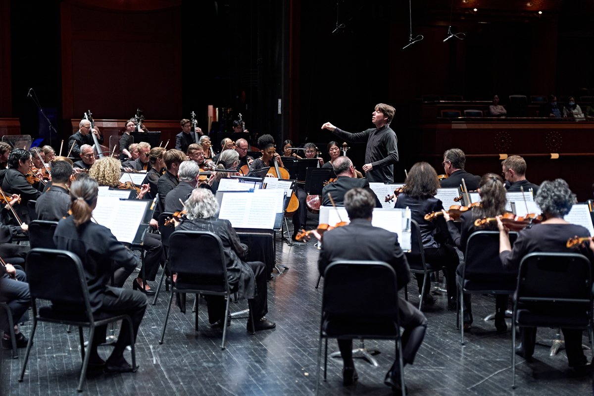 njsymphony's tweet photo. Violinist @JoshuaBellMusic's debut as @njsymphony’s Principal Guest Conductor ended with thunderous applause and standing ovations, leaving everyone looking forward to his next appearance with the Symphony. 👏 https://t.co/ZZJbrwBkt7